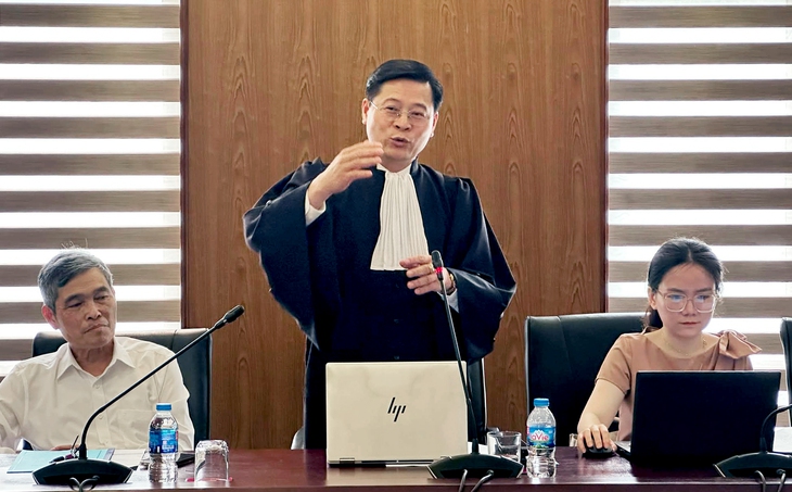 Áo choàng luật sư: Dải trắng như lưỡi thẳng, đai vai áo là biểu tượng gánh nặng công lý? - Ảnh 2.