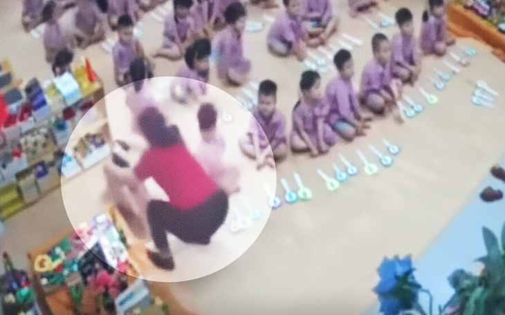 Người trong cuộc thông tin vụ cháu bé 4 tuổi nghi bị cô giáo “tác động” vào đầu - Ảnh 2.