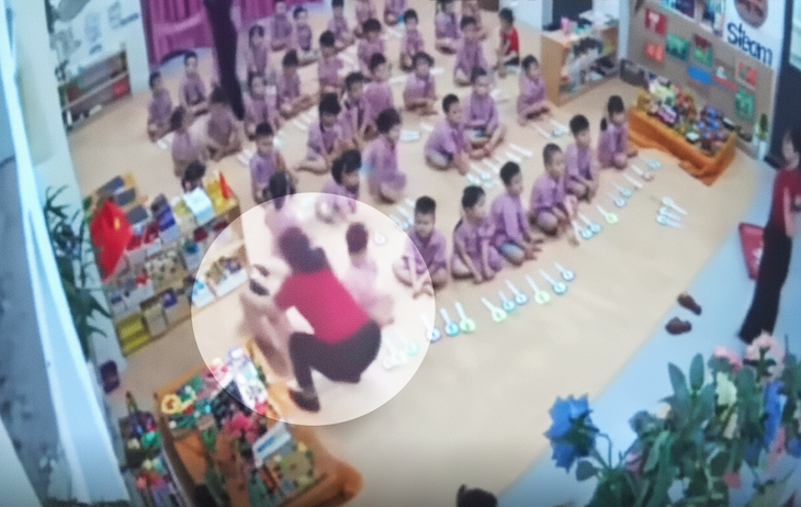 Xôn xao đoạn clip bé trai 4 tuổi nghi bị cô giáo 'tác động' vào đầu - Ảnh 1.