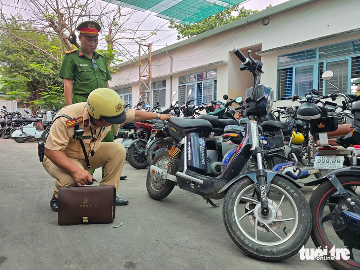 CSGT An Lạc kiểm tra xe điện 'độ chế' ở các bãi xe trường học - Ảnh 1.