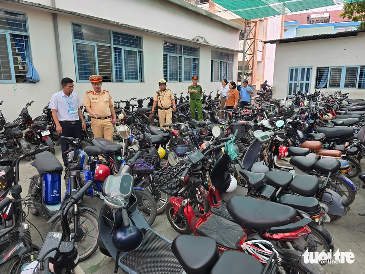 CSGT An Lạc kiểm tra xe điện 'độ chế' ở các bãi xe trường học - Ảnh 3.