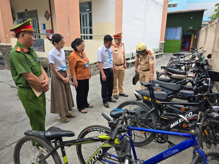 CSGT An Lạc kiểm tra xe điện 'độ chế' ở các bãi xe trường học - Ảnh 4.