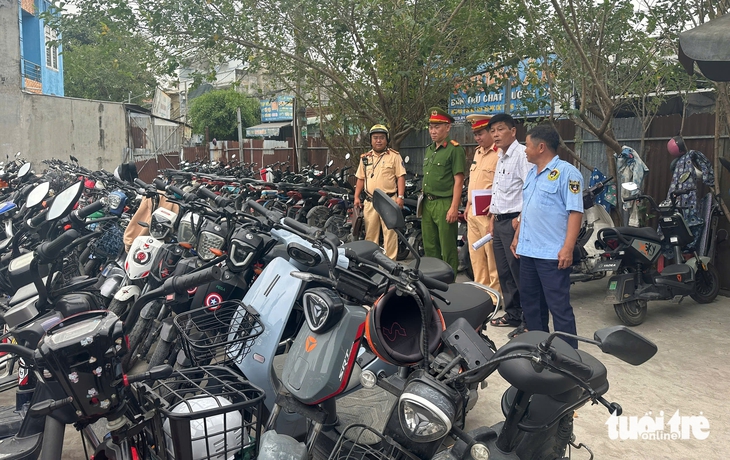 CSGT An Lạc kiểm tra xe điện 'độ chế' ở các bãi xe trường học - Ảnh 5.