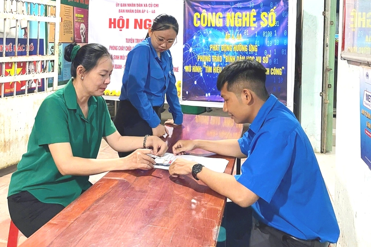 Nhiều xã ở TP.HCM đưa dịch vụ công về ấp, hỗ trợ người dân nộp hồ sơ trực tuyến - Ảnh 5.
