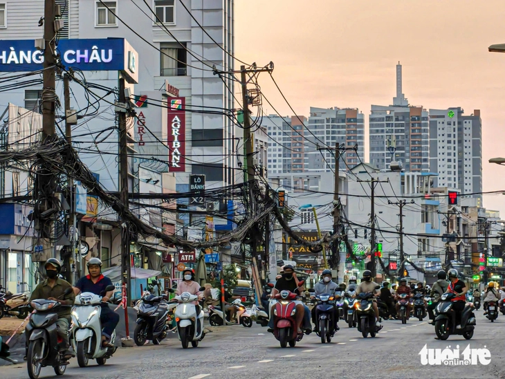 Vì sao 200 cột điện trên đường Nguyễn Thị Định chưa thể di dời? - Ảnh 1.