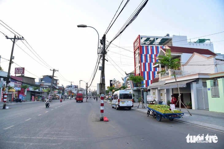 Vì sao 200 cột điện trên đường Nguyễn Thị Định chưa thể di dời? - Ảnh 2.
