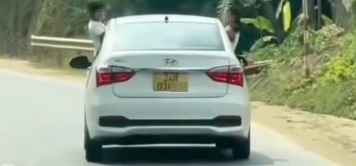 thò đầu - Ảnh 1.