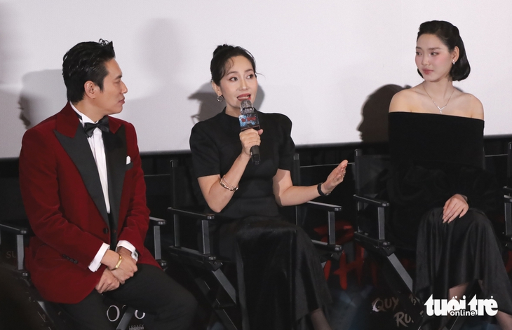 Kiều Minh Tuấn vượt nỗi sợ kinh dị, kể cảnh treo lơ lửng ám ảnh trong Phí phông: Quỷ máu rừng thiêng - Ảnh 4.