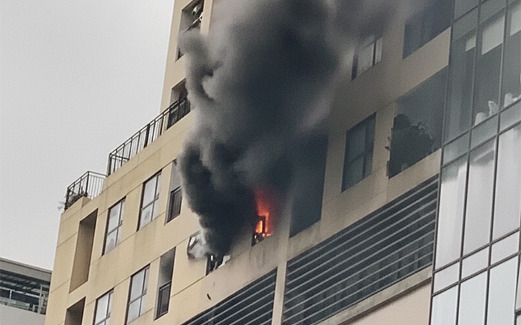 Cháy nhà trong ngõ sâu ở Hà Nội, 1 người phải đi cấp cứu - Ảnh 2.