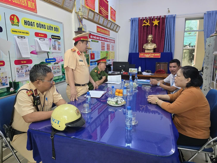 CSGT An Lạc kiểm tra xe điện 'độ chế' ở các bãi xe trường học - Ảnh 2.