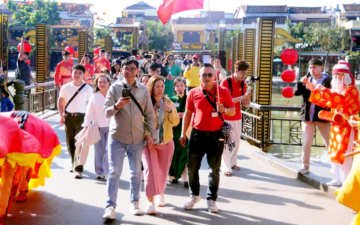 TP.HCM tạm ngưng thi công, tăng xe, siết bán vé dịp lễ 30-4 - Ảnh 2.