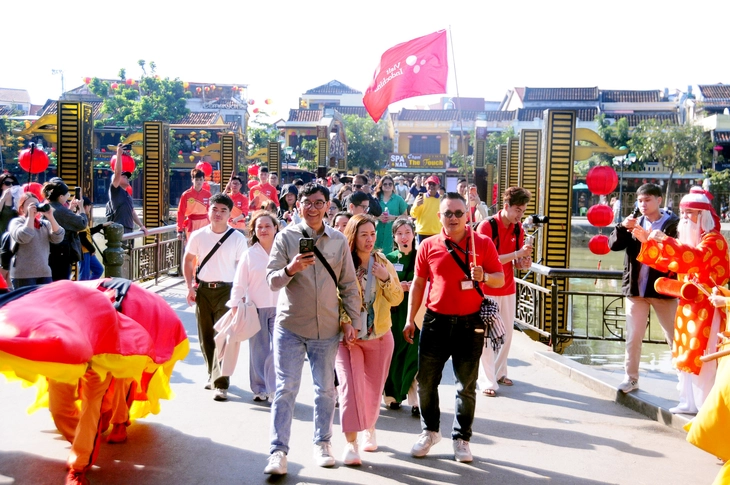 Vé máy bay từ Hà Nội, TP.HCM đi miền Trung dịp lễ 30-4 tăng vọt, khách sạn Đà Nẵng đa phần kín phòng - Ảnh 1.