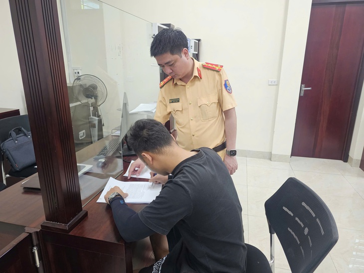 thò đầu - Ảnh 2.