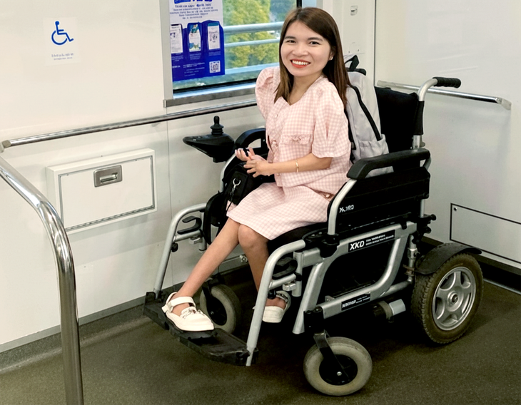 Cảm nhận thú vị và góp ý của hành khách đi xe lăn trên metro TP.HCM - Ảnh 1.