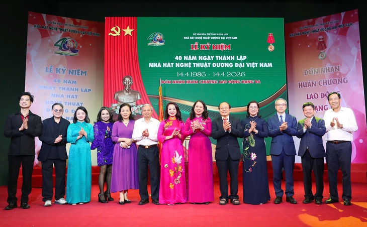 Có một nhà hát ra đời đúng năm đất nước đổi mới, luôn diễn 365 ngày trong năm - Ảnh 2.