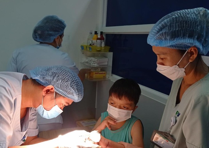 ‘Phù thủy phẫu thuật bàn tay’ trở lại Việt Nam - Ảnh 2.