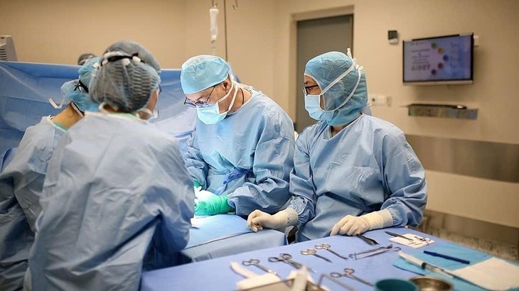 ‘Phù thủy phẫu thuật bàn tay’ trở lại Việt Nam - Ảnh 4.