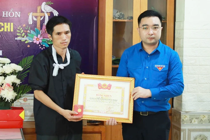 Trao, truy tặng huy hiệu Tuổi trẻ dũng cảm cho hai học sinh cứu người đuối nước - Ảnh 2.