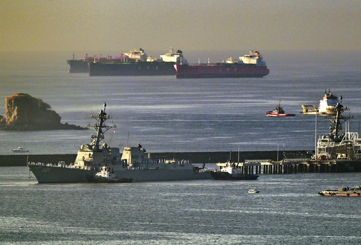 Mỹ dùng tàu khu trục chặn tàu dầu rời Iran, huy động 10.000 binh sĩ phong tỏa Hormuz - Ảnh 1.
