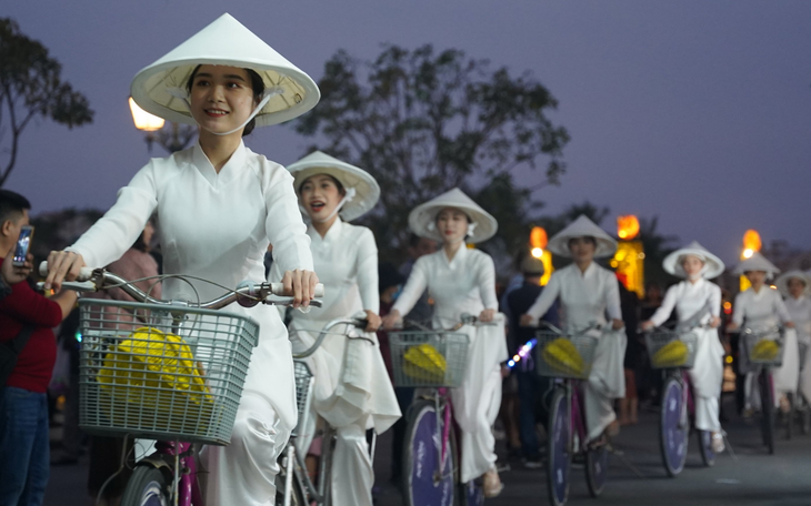 Người Hàn Quốc: Sao áo dài Việt có thể đẹp như vậy! - Ảnh 3.