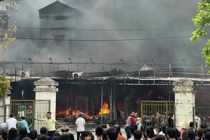 Cháy lớn ở khu đô thị tại Bắc Ninh, khói đen cuồn cuộn, 7 ki ốt bị thiêu rụi - Ảnh 2.