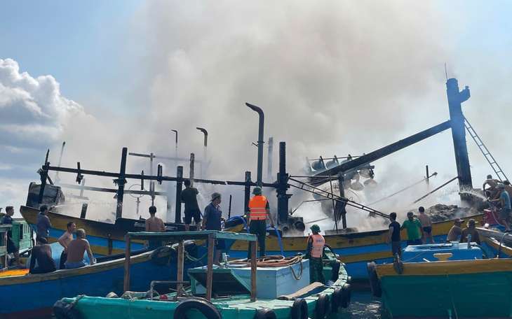 Tàu dầu bốc cháy dữ dội trên biển Lâm Đồng, một thợ hàn mất tích - Ảnh 3.