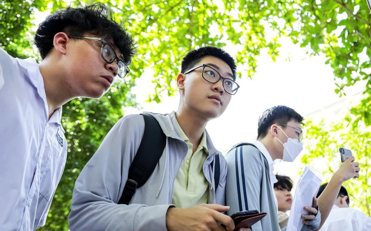 Đặt nguyện vọng vào lớp 10 Hà Nội: Những giờ cuối vẫn 'tim đập chân run' - Ảnh 3.