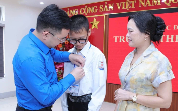 Cứu hai anh em bị sóng cuốn ra xa ở biển Cửa Lò - Ảnh 3.