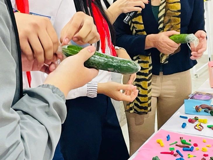 Một nửa học sinh ngại nói chuyện giới tính với cha mẹ - Ảnh 2.