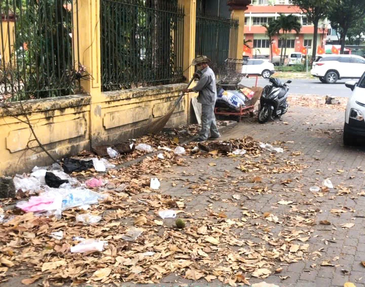 Công an phường Bình Trưng phạt tiền và buộc người vứt rác bừa bãi phải thu dọn - Ảnh 4.
