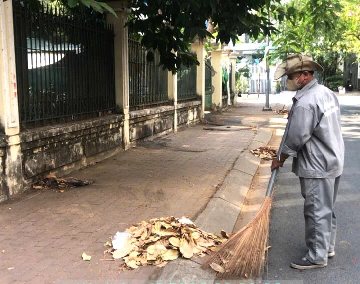 Công an phường Bình Trưng phạt tiền và buộc người vứt rác bừa bãi phải thu dọn - Ảnh 5.