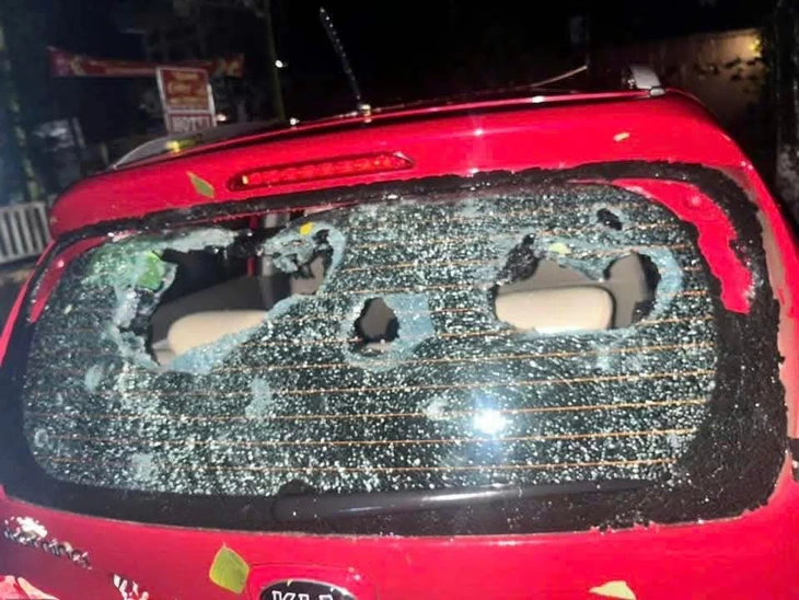 Mưa đá to bằng nắm tay ở Lào Cai, 4 người bị thương - Ảnh 6.