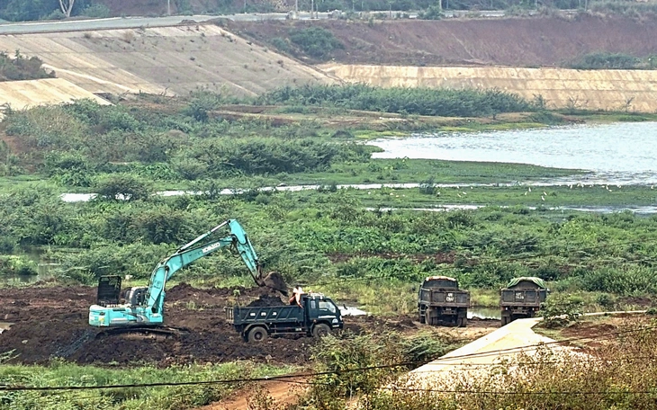 Doanh nghiệp thừa nhận tự ý múc đất lòng hồ đem bán - Ảnh 4.