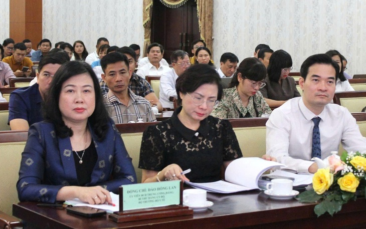 Chủ hàng bán đồ ăn không cắt ngắn móng tay, không đeo găng tay có thể bị phạt tới 4 triệu đồng - Ảnh 2.