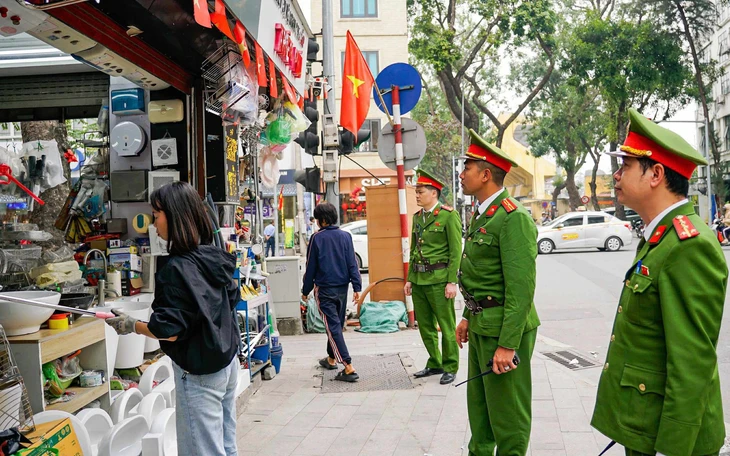 Khu chợ 'chui' quy mô khủng hoạt động thâu đêm sau nghĩa trang ở Hà Nội, được cảnh giới nghiêm ngặt - Ảnh 7.