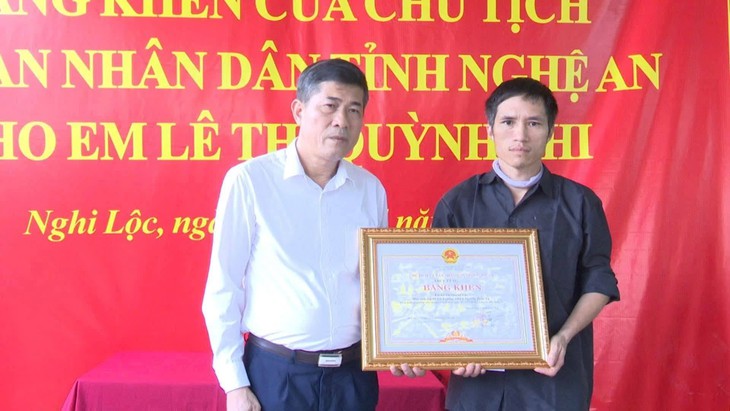 Cứu hai anh em bị sóng cuốn ra xa ở biển Cửa Lò - Ảnh 2.