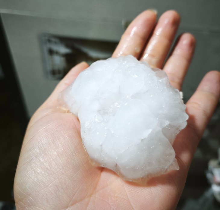 Mưa đá to bằng nắm tay ở Bắc Hà, Lào Cai - Ảnh 1.