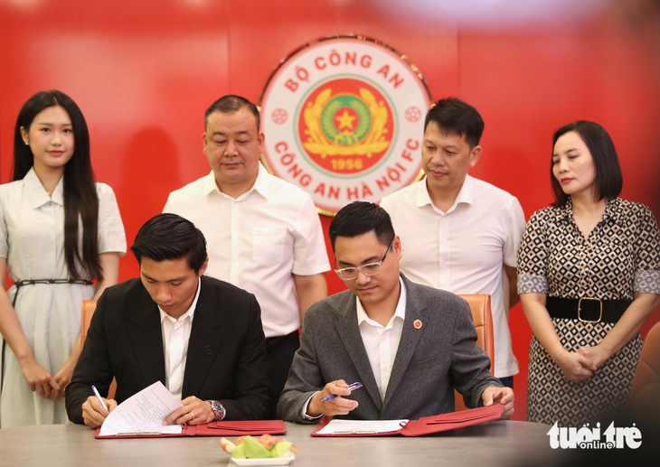 Văn Hậu lái siêu xe cùng vợ đi gia hạn hợp đồng với câu lạc bộ Công An Hà Nội - Ảnh 5.