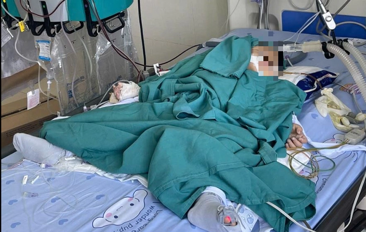 Bé 2 tuổi ngộ độc nặng sau khi nuốt vật màu xanh anh trai mang từ trường về - Ảnh 1.