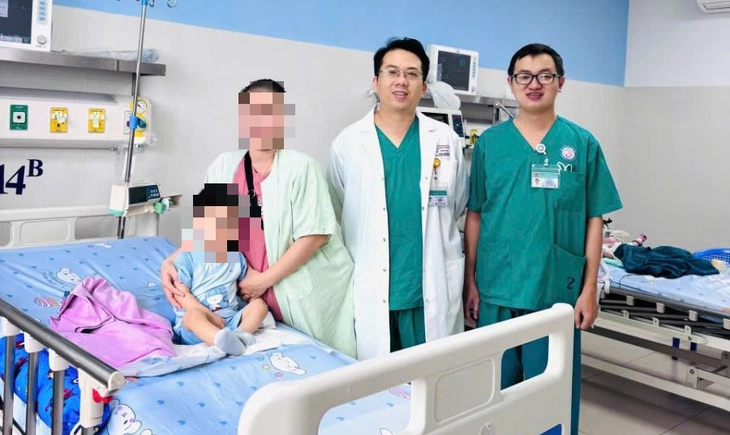 Bé 2 tuổi ngộ độc nặng sau khi nuốt vật màu xanh anh trai mang từ trường về - Ảnh 2.