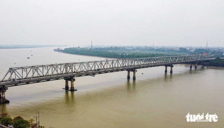 Lắp lưới thép cao 2,5m ở cầu Bến Thủy để ngăn người nhảy cầu - Ảnh 2.