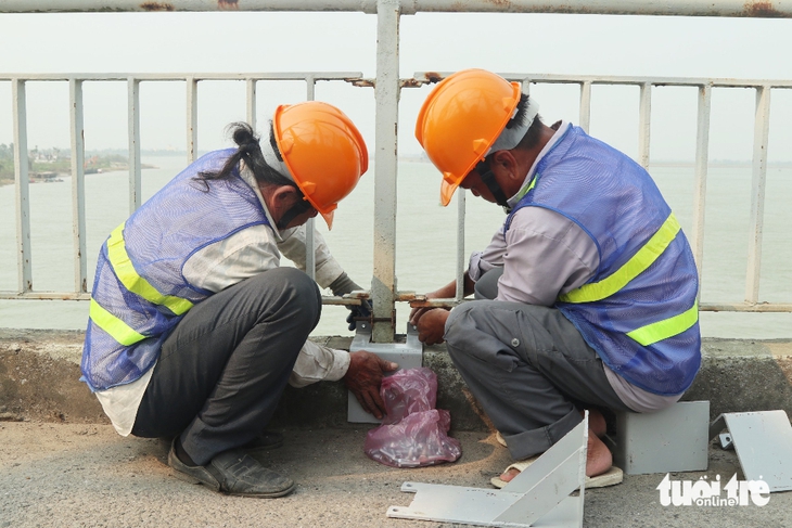 Lắp lưới thép cao 2,5m ở cầu Bến Thủy để ngăn người nhảy cầu - Ảnh 4.