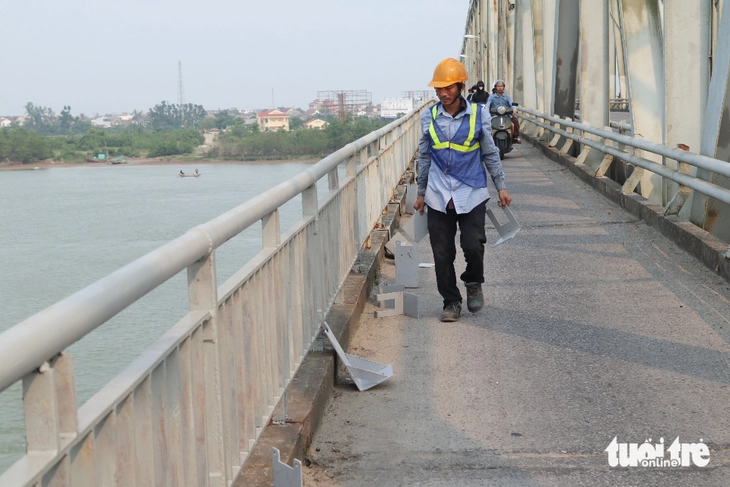 Lắp lưới thép cao 2,5m ở cầu Bến Thủy để ngăn người nhảy cầu - Ảnh 5.