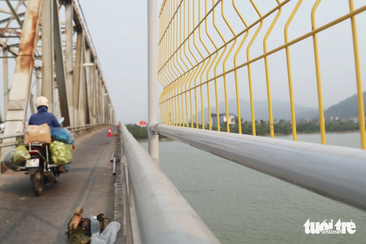 Lắp lưới thép cao 2,5m ở cầu Bến Thủy để ngăn người nhảy cầu - Ảnh 6.