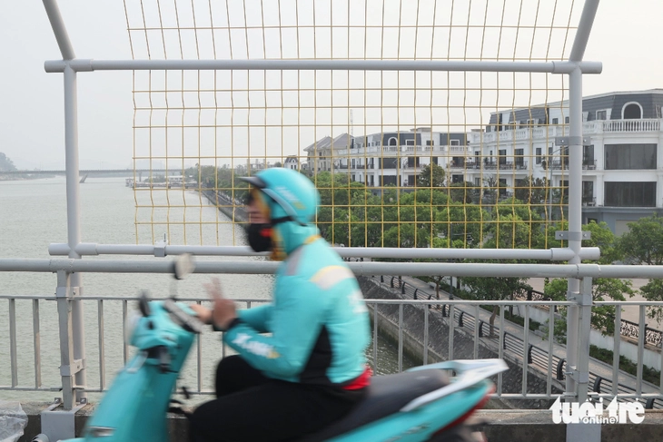 Lắp lưới thép cao 2,5m ở cầu Bến Thủy để ngăn người nhảy cầu - Ảnh 6.