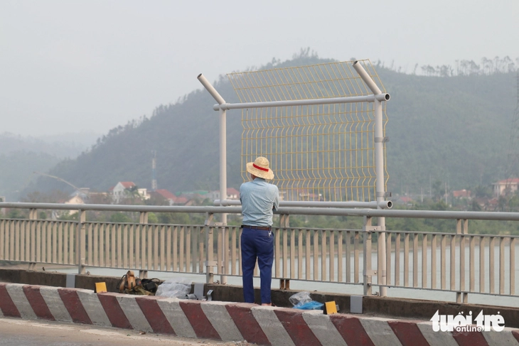 Lắp lưới thép cao 2,5m ở cầu Bến Thủy để ngăn người nhảy cầu - Ảnh 8.