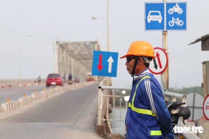 Lắp lưới thép cao 2,5m ở cầu Bến Thủy để ngăn người nhảy cầu - Ảnh 9.