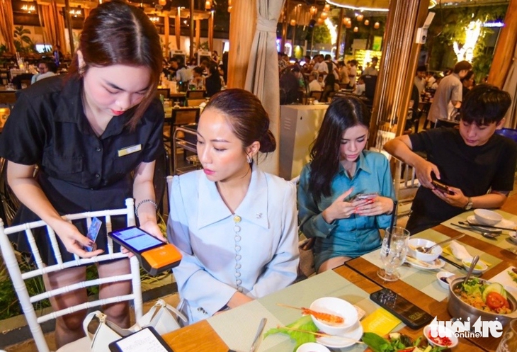 Gỡ rào cản thanh toán số: Hộ kinh doanh hút dòng tiền du khách, rộng cửa vay vốn - Ảnh 1.