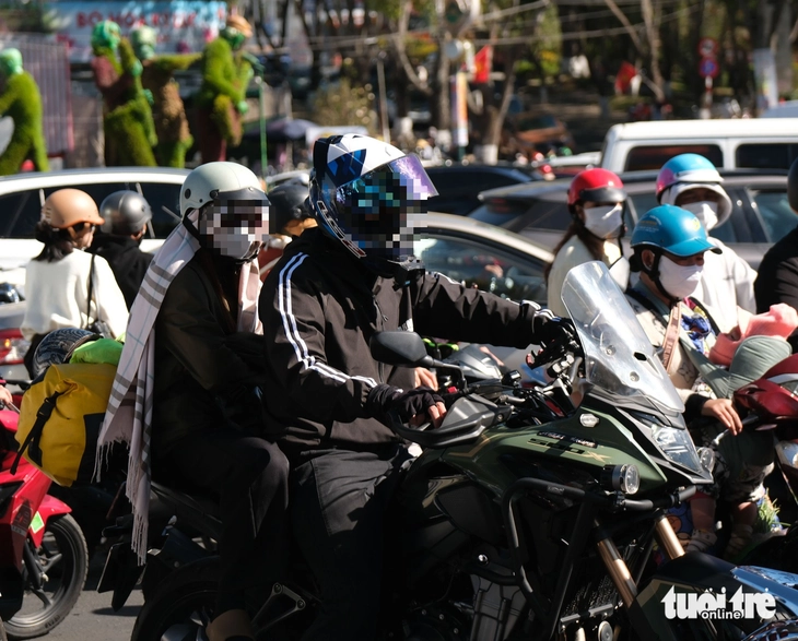 Lâm Đồng siết quản lý du khách nước ngoài thuê xe máy sau nhiều vụ vi phạm - Ảnh 1.