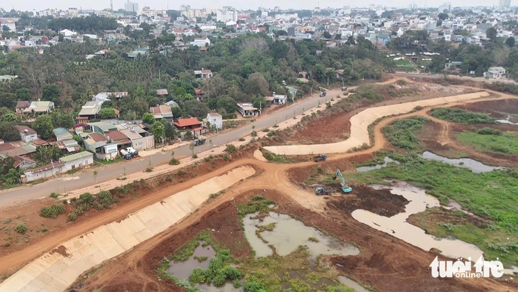 Rầm rộ múc đất lòng hồ thủy lợi, chở đi bán khắp nơi - Ảnh 1.